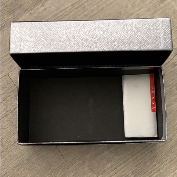 Empty Prada box - Picture 2 of 2